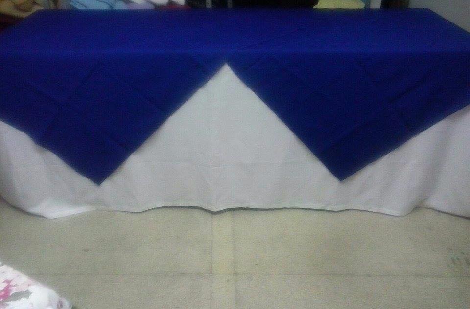 TOALHA BRANCA 3,50X2,30 MTS + SOBRETOALHA AZUL ROYL.jpg