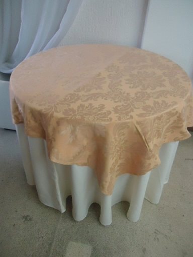 TOALHA MARFIM E SOBRETOALHA ADAMASC.DOURADA.jpg