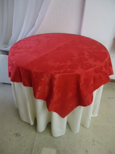 TOALHA BRANCA E SOBRETOALHA ADAMASC.VERMELHA.jpg